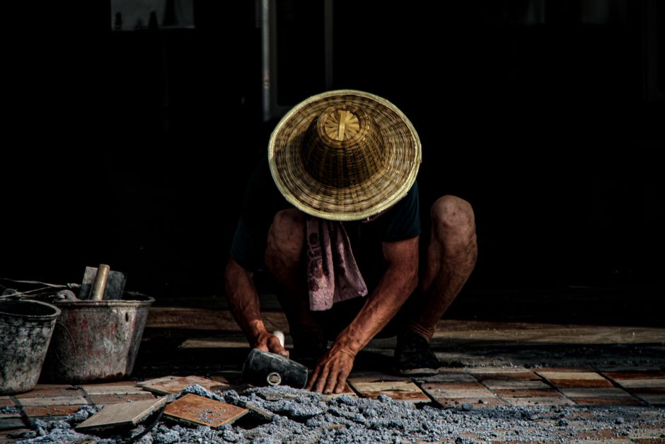 Un homme et du carrelage en extérieur