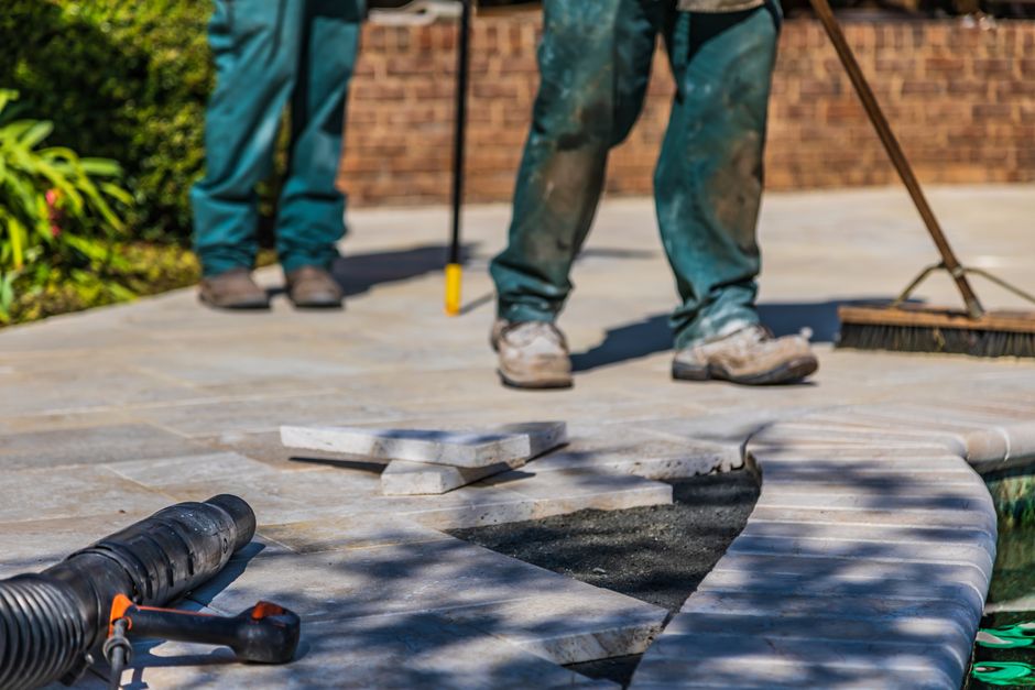 Un professionnel et du carrelage en extérieur
